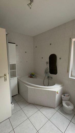 Reihenendhaus mit Keller, Garten, Pelletofen, 2 Stellplätzen & Gartenhaus – 55270 Jugenheim – privat – Badezimmer - Obergeschoss 2
