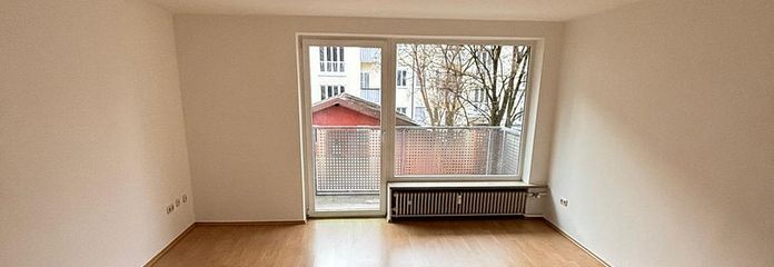 Heller Büroraum mit Tageslicht