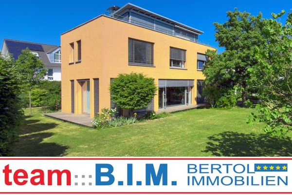 Architekten-Villa auf Filetgrundstück in Top-Lage:
 Licht. Ruhe. Privatsphäre.