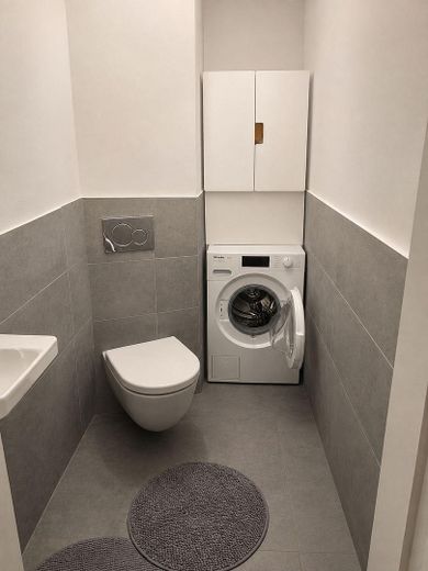 Stilvoll kernsanierte 4-Zi-Altbau-Wohnung mit Wohnküche – Gäste WC
