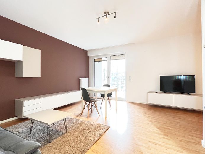 5,2 % de rentabilidad | Obra nueva en Berlín-Adlershof | sin límite de alquileres | totalmente amueblado – Wohnzimmer