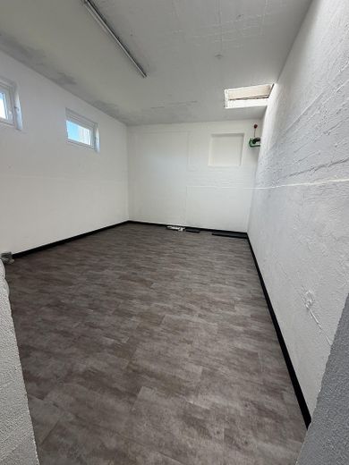 Sofort verfügbare Hallenfläche mit Büroanteil und WC-Anlage – Foto 4