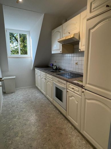 Helle 62 m² Galeriewohnung mit Einbauküche & Stellplatz in Weingarten – Küche