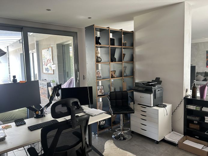 Besondere Kapitalanlage mit Eigennutzungsoption – Haus-im-Haus und fünf Mietwohnungen – Blick aus dem Büro