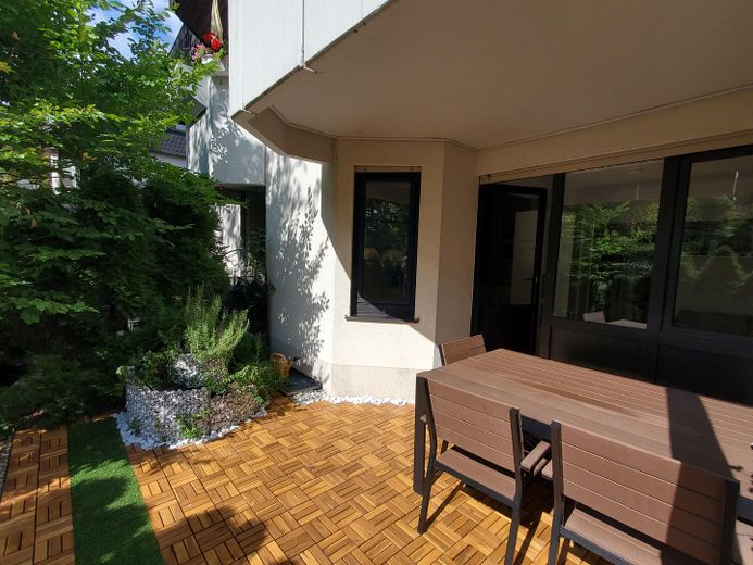 Apartamento amueblado con terraza soleada cerca del Havel, sin comisión – Sitzplatz auf der Terrasse