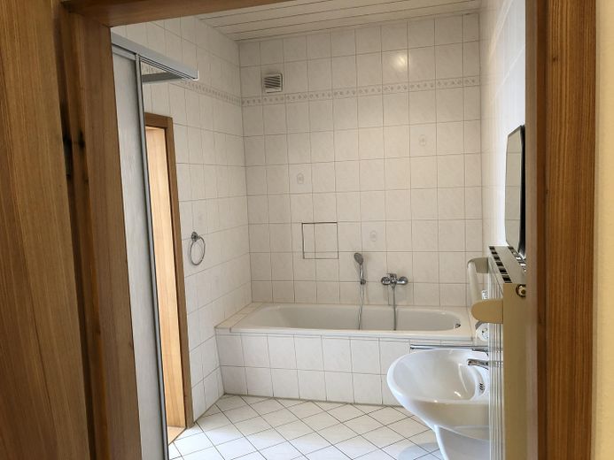 Neuwertige Wohnung mit vier Zimmern, Vollbad und EBK, Traumterrasse in Freiberg – Bad
