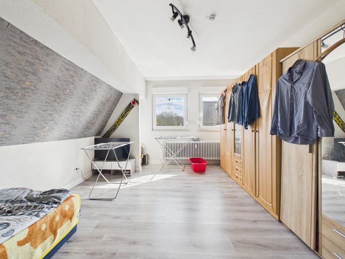 Komplett vermietetes Mehrfamilienhaus mit Gewerbe, 7 Garagen und Garten – Schlafzimmer 2. OG
