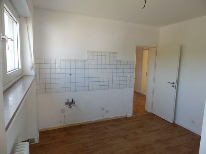 Frisch renovierte 3-Zimmer-Wohnung mit Balkon, Loggia &amp; saniertem Bad im gepflegten Zweifamilienhaus – Kueche Bild 1