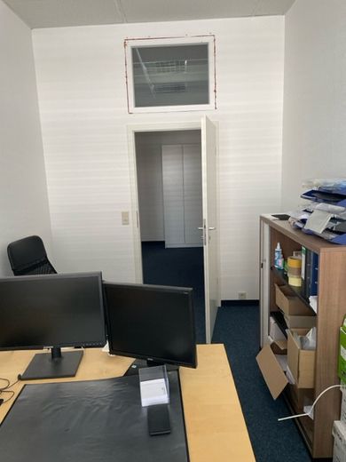 günstiger Büroraum in Gemeinschaftsbüro im Industriegebiet Leonberg an der Autobahn – Büro 6