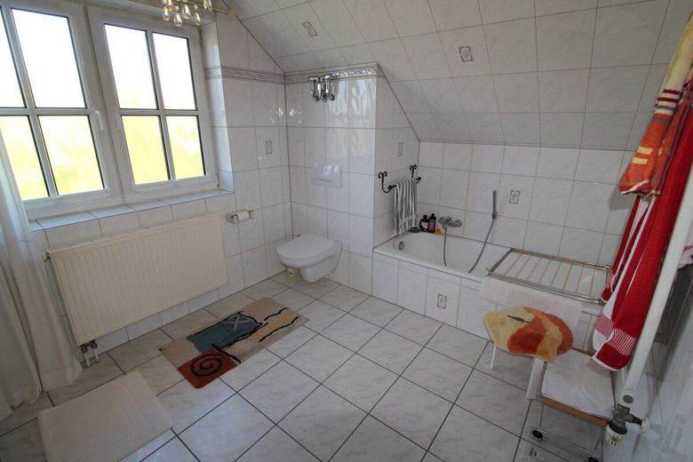 Exquisites Einfamilienhaus mit idyllischer  Gartenanlage + Teich, Saunahaus, Carport &amp; neue Heizung – Bad 1. OG