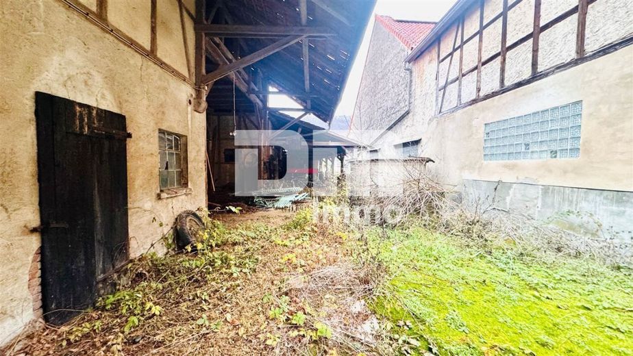 Wohn / Gewerbe Ensemble mit Wohnhaus, Stallgebäude, großer Scheune sowie Nebengebäude – Innenhofbereich 1 / Zufahrt über Frontseite