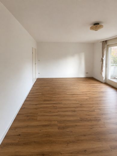 Frisch renoviertes Apartment mit neuer Einbauküche und Balkon – Wohn-/Schlafbereich