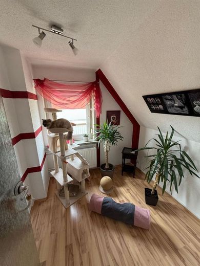 Bezugsfertiges Einfamilienhaus mit großem Blk, Garage, 2 Bädern und sonnigem Grundstück – Zimmer