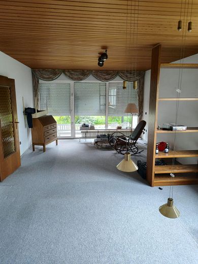 Reihenendhaus mit großem Garten, Voll-Keller, Isolierter,großer Dachboden und zwei Garagen – Wohnzimmer Terrasse