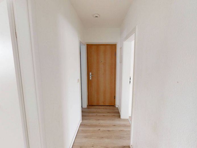 Move in now and receive 3 net cold rents as a gift*: Spacious 3-room apartment with bathtub – Flur