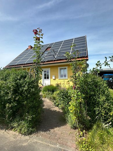 Ruhiges, sonniges & energieeffizientes Einfamilienhaus direkt „hinter’m Deich“ nahe Büsum – Rosenbogen zum Eingang