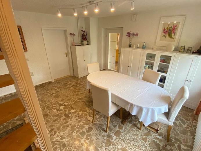 Gepflegte 4‑Zimmer‑Doppelhaushälfte | 110 m² | Vollkeller mit Nutzfläche 55 m² | Südterrasse – Diele