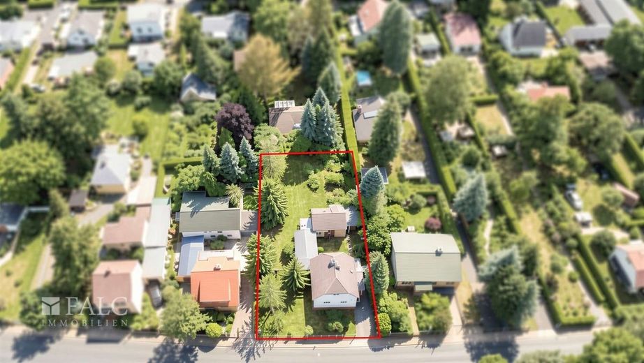 Charmantes Haus mit Sanierungspotential auf großem Grundstück – Luftaufnahme