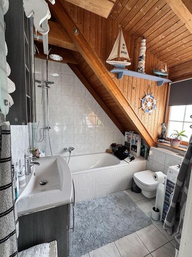 Stylische DG-Maisonette in Mirow – Badewanne