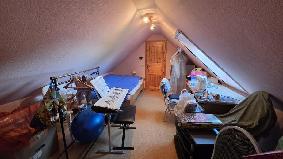Provisionsfreies, schönes Haus mit Hauptwohnung + 2 Einliegerwohnungen. Mit schönem Garten – Abstellkammer/Dachboden Garage