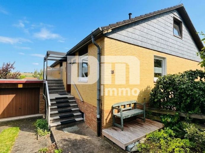 Schönes Einfamilienhaus mit Garage und Terrasse / Ständerbauweise in hervorragender Lage – Foto 1