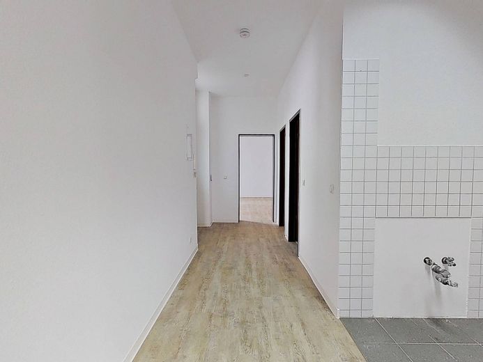 Cadono le foglie, anche i vostri costi di affitto – Trasferitevi e risparmiate 1 NKM: spazioso appartamento di 4 locali con BALCONE soleggiato nello storico Breitenweg – Ansicht III: Offener Küchenbe…