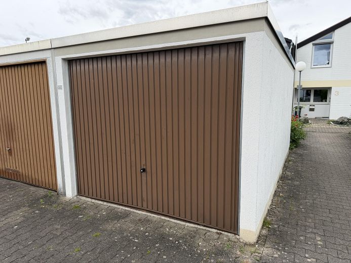 Miejsce dla rodziny – środkowy segment domu szeregowego z ogrodem, balkonem, garażem i instalacją fotowoltaiczną – Garage