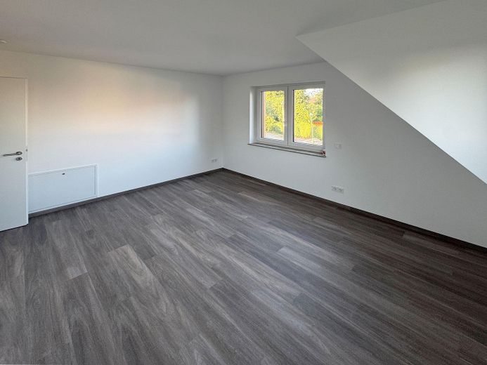 Almost finished: semi-detached house with garden & fireplace near Dresden – Wohnbeispiel Schlafzimmer