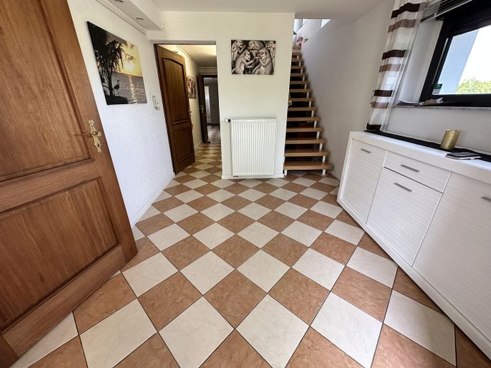 NEU! Ikonische, lichtdurchflutete Landhaus Villa mit Einliegerwohnung & mögl. Grundstkserweiterung – Eingangsbereich Villa 