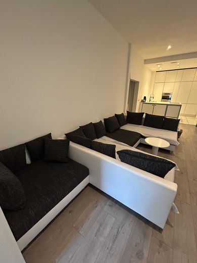 Przestronne mieszkanie 7-pokojowe z 2 balkonami i 2 miejscami parkingowymi w doskonałej lokalizacji w centrum Karlsruhe – Ansicht Wohnzimmer