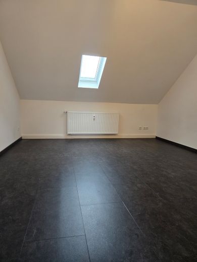 WG-geeignete helle 3-Zimmer-Dachgeschoss-Wohnung, Einbauküche – Schlafzimmer Hofseite