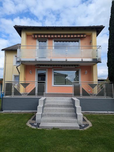 2 yaşam alanı, bahçe ve aile için bolca alan sunan geniş iki ailelik ev – Terrasse Erdgeschoss