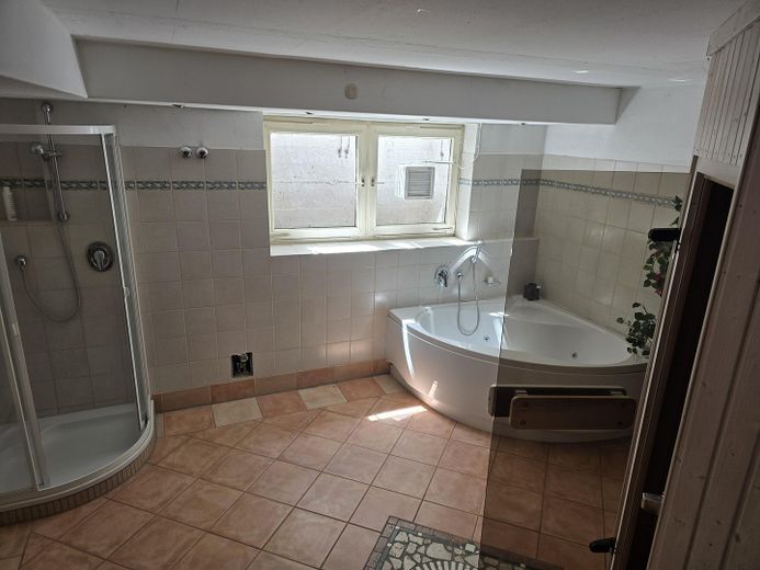 Rarität in Prien – Einfamilienhaus am Fluss Prien mit Bergblick, Wintergarten & PV – Wellness – Dusche und Wanne