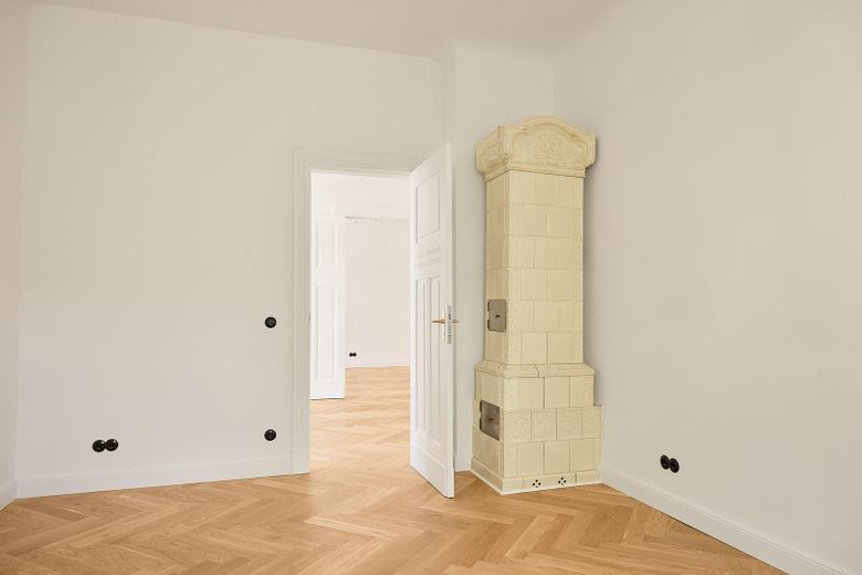 Friedenau: Vivienda antigua de 3 habitaciones para primera ocupación con balcón, ducha y bañera exenta, sin comisión – Historischer Kachelofen