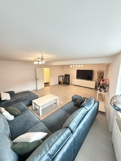 1–2 Familienhaus mit ca.300 m² Wfl.auf großzügigem 1.050-m²-Grundstück–ideal für Wohnen und Arbeiten – Wohnzimmer