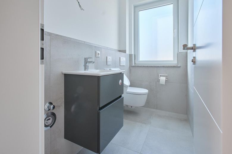 Neu und bezugsfertig - hochwertig gebaut - in 3-FH – Gäste-WC mit Urinal