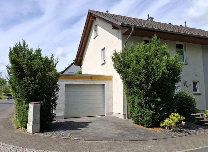 gepflegte Doppelhaushälfte mit Garten in Brühl-Eckdorf (provisionsfrei) – Front u. Garage
