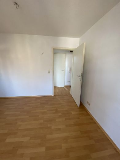 Sonnenglück- gemütliche 2-Zimmer-Dachgeschosswohnung mit Dachterrasse – Wohnzimmer