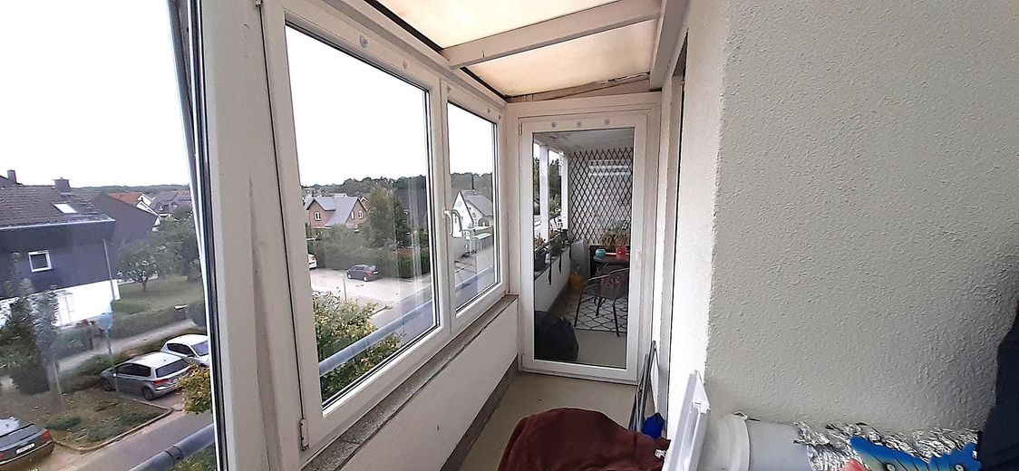 helle 3-Zi.-Wohnung mit großem Balkon und optionaler Einbauküche – Balkon 1