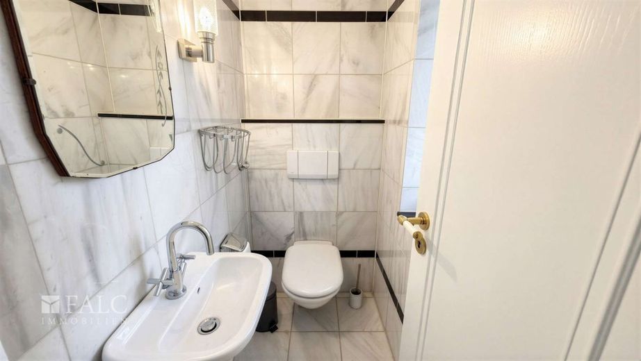 Stilvolle Maisonette-Wohnung mit zwei Balkonen und Kamin in begehrter Lage von Düsseldorf – Gäste WC unten - (KI generiert)