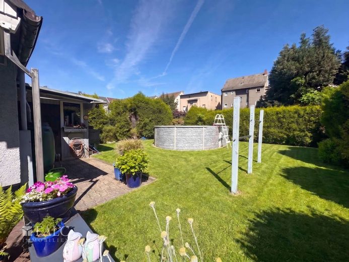 Top-Investment mit Wellness-Faktor: Sanierte Ertragsperle mit Saunahaus &amp; Garagen in wachsender Lage – Garten 1