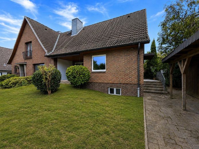 Gerenoveerde twee-onder-een-kapwoning met warmtepomp, tuin en volledige kelder – Straßenansicht