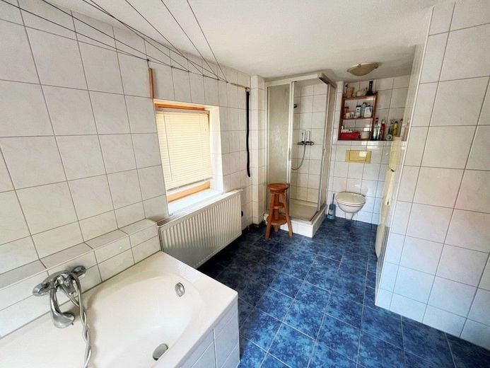 RUHIGES EINFAMILIENHAUS IN GEFRAGTER LAGE – Tageslichtbad mit Dusche und Wanne