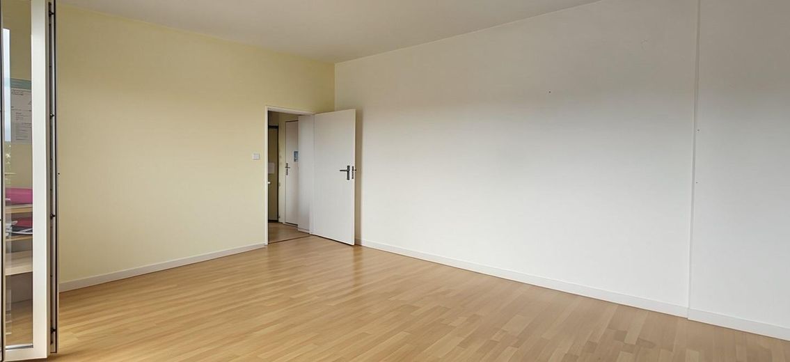 Çok iyi kiralanmış, aydınlık 2 odalı mutfaklı banyo ve büyük balkonlu, geniş manzaralı. Kararlaştırıldıktan sonra boş olacaktır – WZ- Leerstand