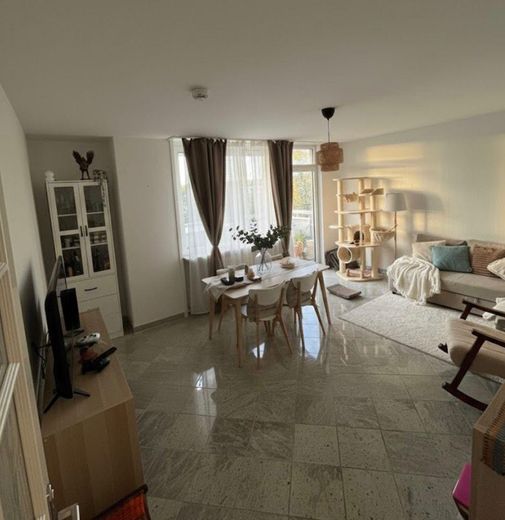 Wohnzimmer mit Balkon