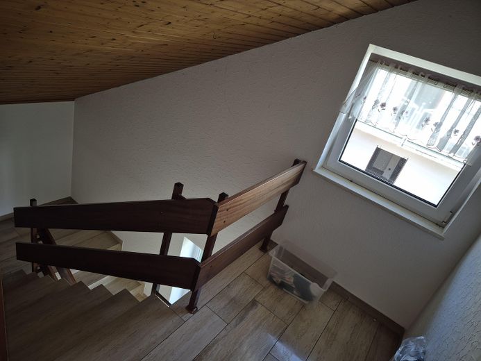 Einfamilienhaus mit Einliegerwohnung, Wintergarten, Garage und Gartenparadies auf 708 m2 – Treppenaufgang DG