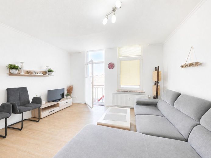 5 Einheiten | Seltene Kapitalanlage direkt am Hafen
von Cuxhaven, Lotsenviertel – 2. Etage Wohnzimmer Wohnung 2