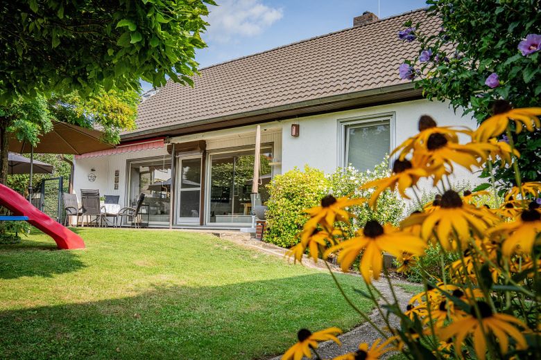 Freistehendes Familienhaus mit Traumgarten, Terrasse, Garage und viel Platz in Reinheim – Haus und Garten Südseite