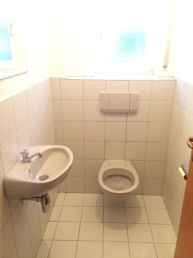 Mehrfamilienhaus - 5 Wohnungen u. 2 Garagen – Whg 3 und 4 Gäste WC
