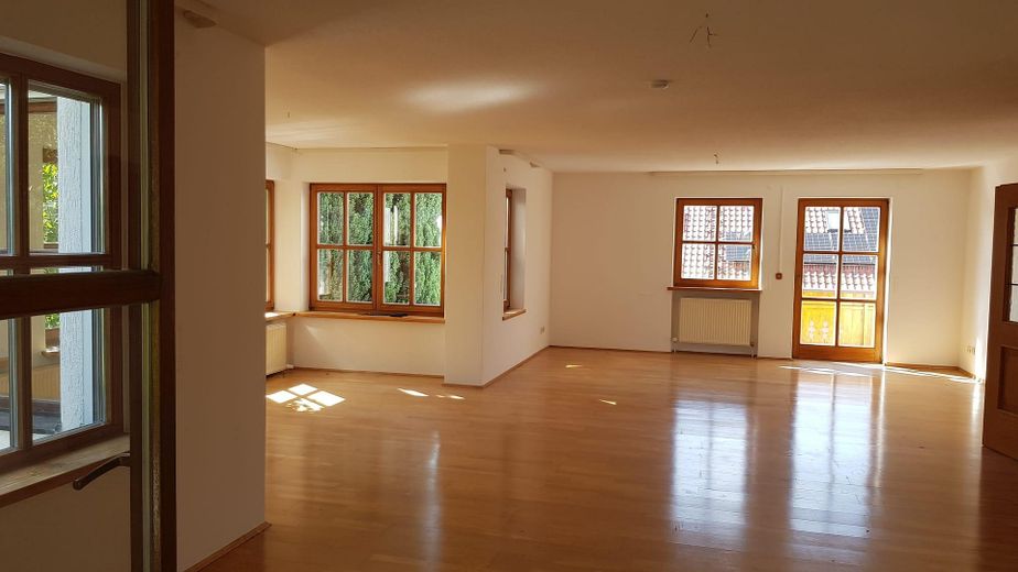 Traumwohnung m. Garten in bester Wohnlage Ende Sackgasse mit Blick in die Alpen mit PV Anlage – Wohnzimmer